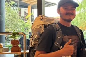 Numan Nomad, tak jarang ia harus berjalan kaki dari kota ke kota untuk bisa membimbing skripsi gratis. MOJOK.Co