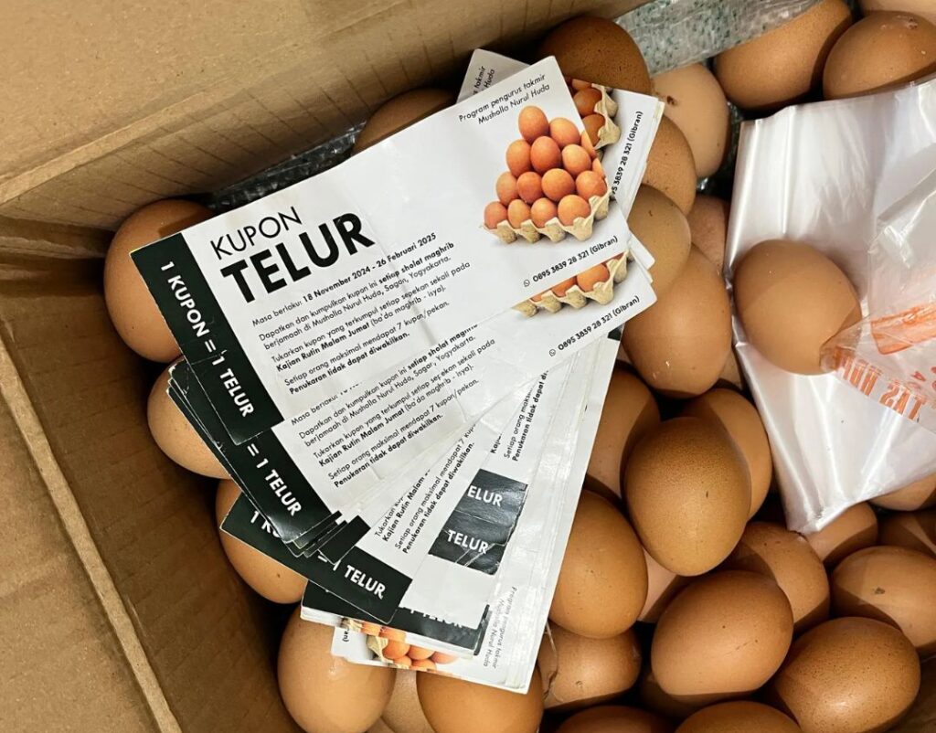 Bagi-bagi telur dengan kupon. MOJOK.CO