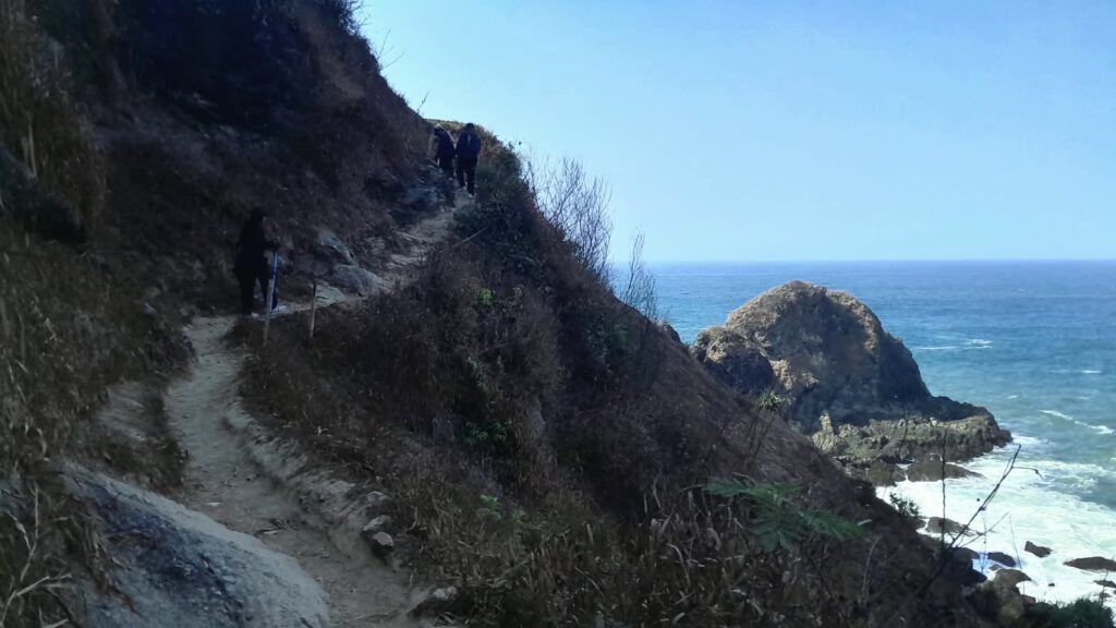 Jalan terjal menuju bukit. MOJOK.CO