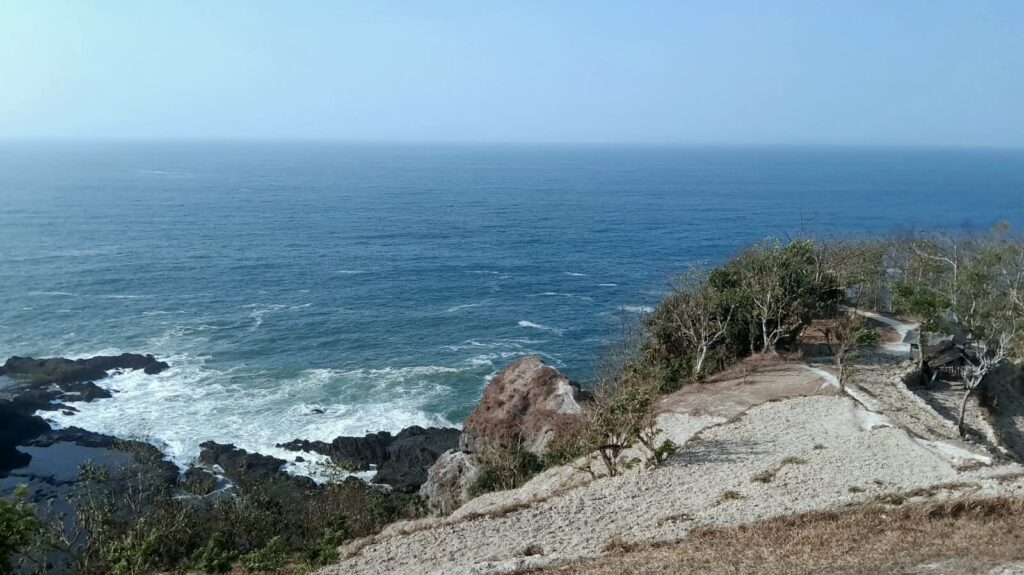 Pemandangan Pantai Siung dari Bukit Pengilon, Gunungkidul. MOJOK.CO