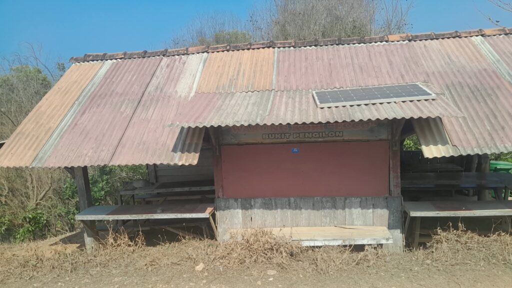 Panel surya di atap warung. MOJOK.CO