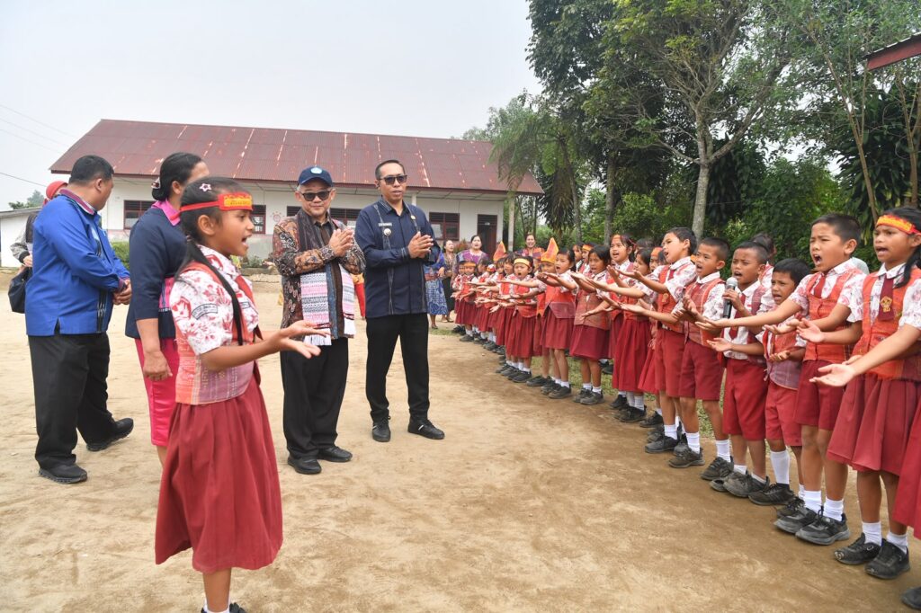 Mendikdasmen Abdul Mu'ti tinjau bantuan perbaikan sekolah di Tapanuli Utara MOJOK.CO