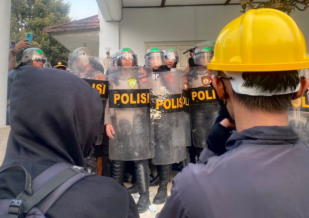 Ketegangan di Gedung DPRD DIY, Mahasiswa Dipukuli dan Dilecehkan Aparat .MOJOK.CO