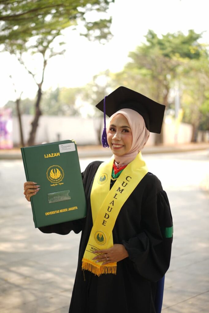 Marsya jadi wisudawati terbaik UNJ. MOJOK.CO