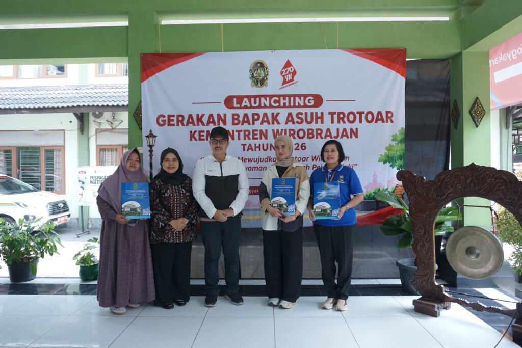 Wali Kota Yogyakarta, Hasto Wardoyo, apresiasi Gerakan Bapak Asuh Trotoar di Kemantren Wirobrajan MOJOK.CO