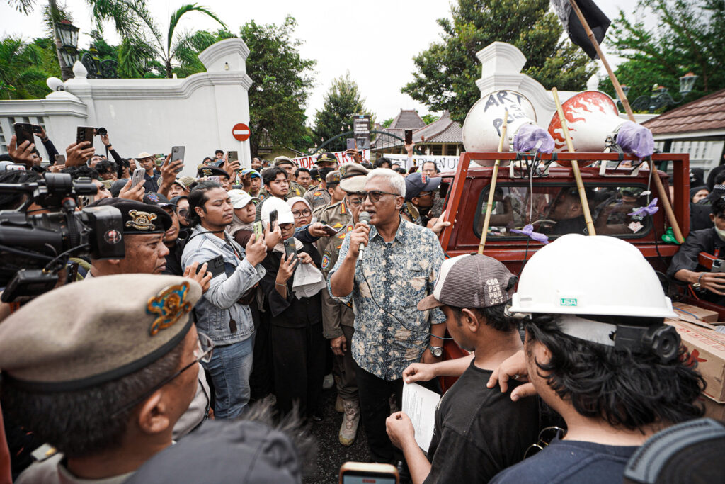 Asisten Sekretaris Daerah DIY Bidang Pemerintahan dan Kesejahteraan Rakyat, Aria Nugrahadi, saat menerima aspirasi massa aksi demo di Jogja MOJOK.CO