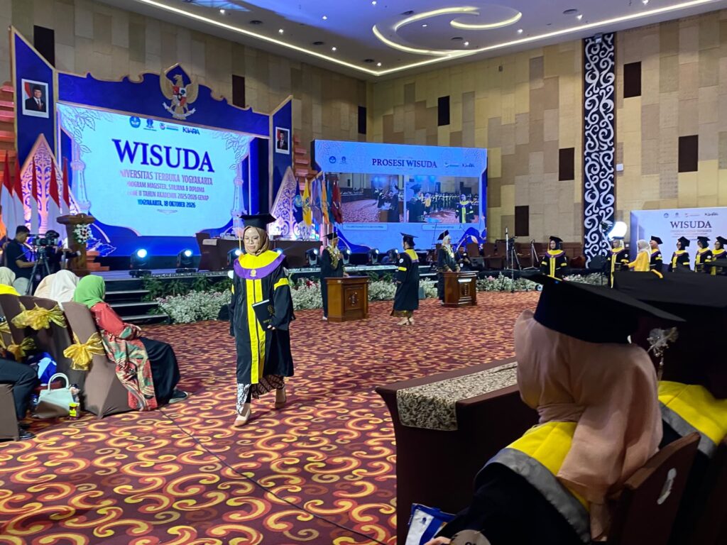 wisudawati UT. MOJOK.CO