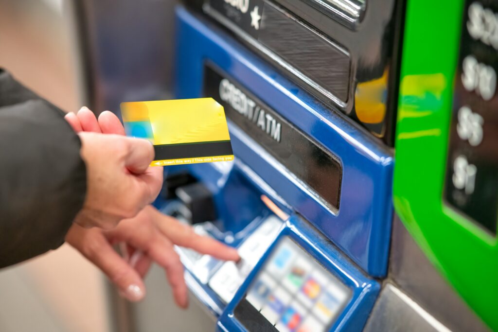 Memahami apa yang sebenarnya dilakukan ibu-ibu saat menarik uang tunai di ATM Indomaret sampai bikin antre panjang MOJOK.CO