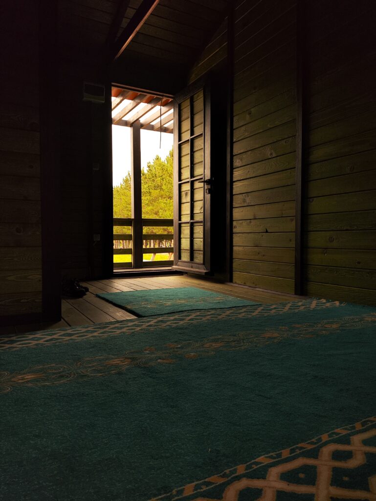 Mushola kayu di rumah bukan melulu buat ibadah. Tapi jadi tempat me time, nostalgia masa kecil, dan menenangkan diri terbaik MOJOK.CO