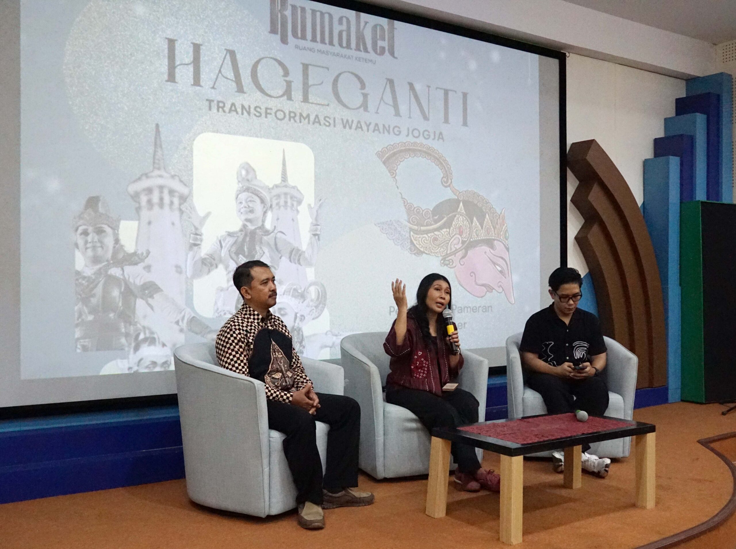 Rumaket 2026 bawa warisan budaya dan wayang lebih dekat ke masyarakat. Keterangan foto: tengah (Kepala Dinas Kebudayaan Kota Yogyakarta Yetti Martanti, kiri Ketua PEPADI Kota Yogyakarta Faizal Noor, Kanan Kurator pameran Rumaket 2026 Fajar Wijanarko) MOJOK.CO