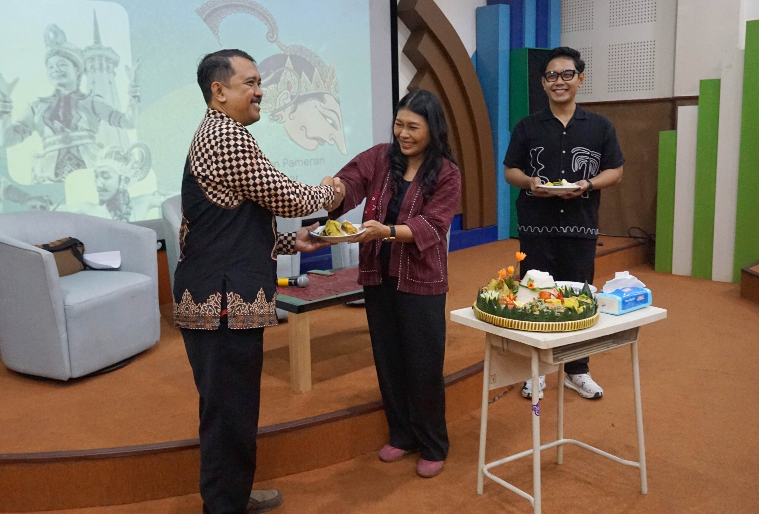 Penyerhahan tumpeng usai doa bersama jelang pelaksanaan Rumaket 2026 di Yogyakarta MOJOK.CO
