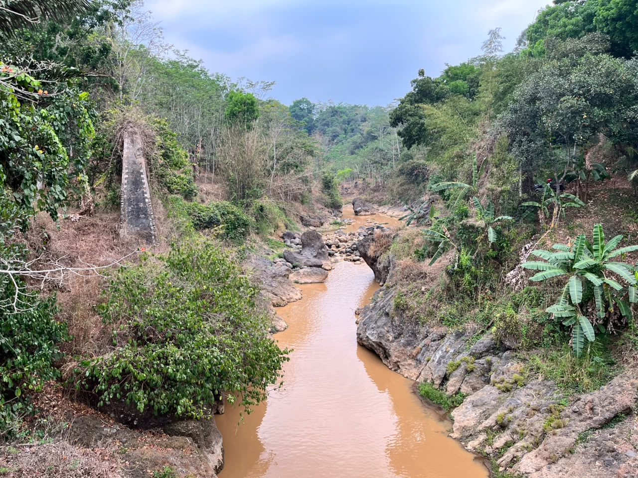 Kondisi air di Sungai Petung, Kabupaten Batang, yang tercemar  tambang galian C ilegal MOJOK.CO