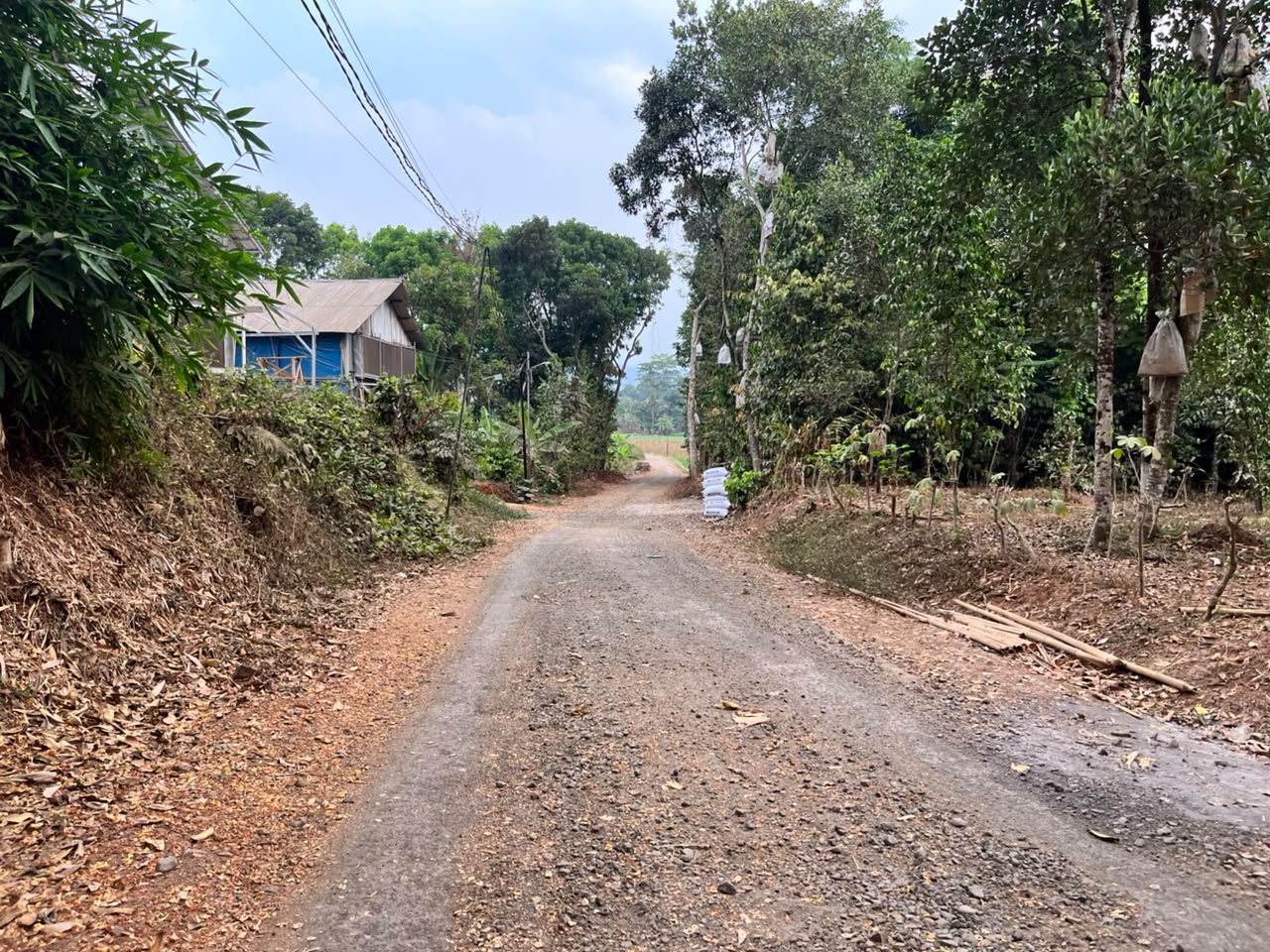 Kondisi jalan yang dilewati truk tambang galian c ilegal, rawan mencelakakan warga MOJOK.CO