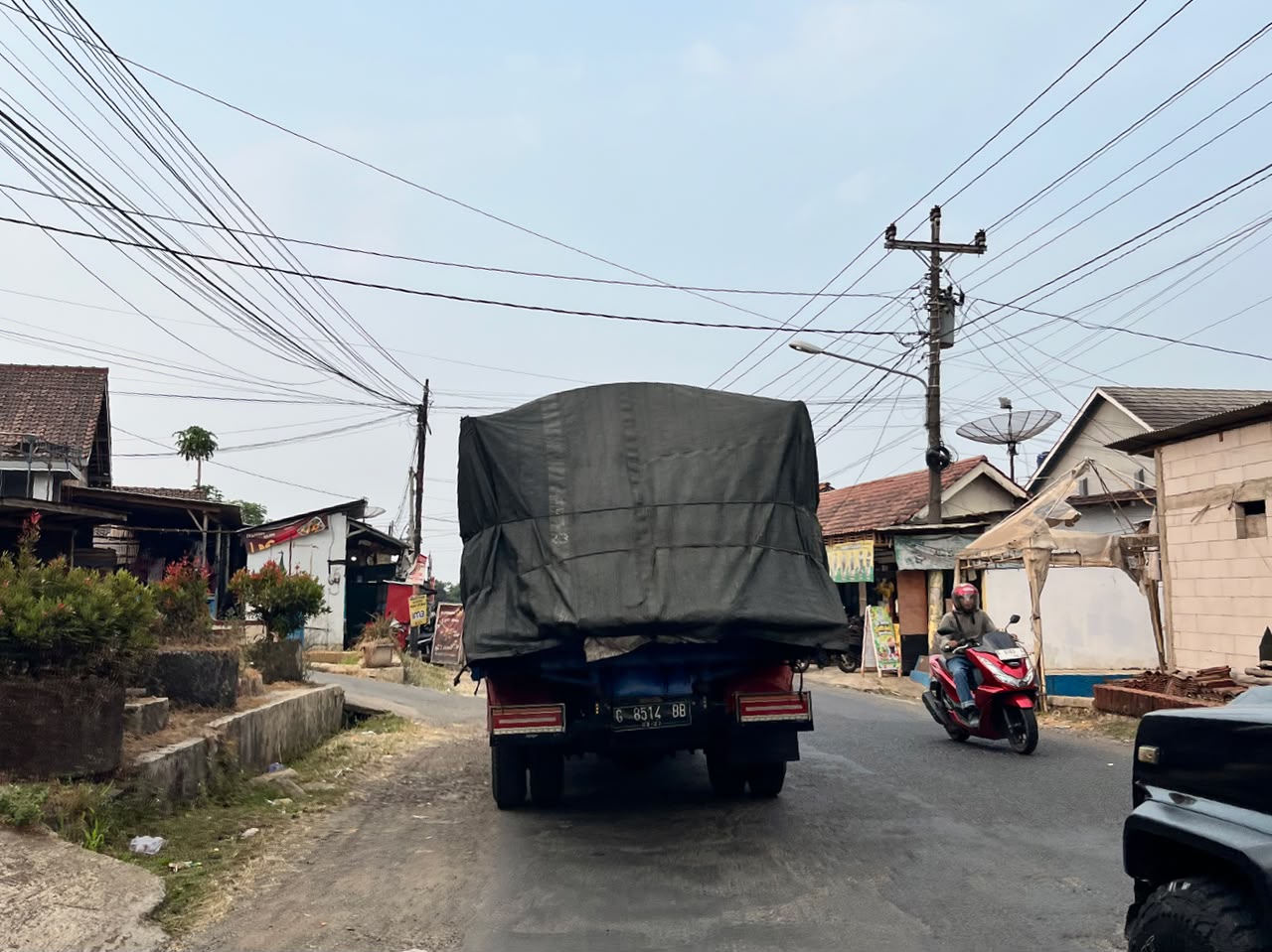 Truk-truk pengangkut hasil tambang galian C ilegal di Kabupaten Batang MOJOK.CO