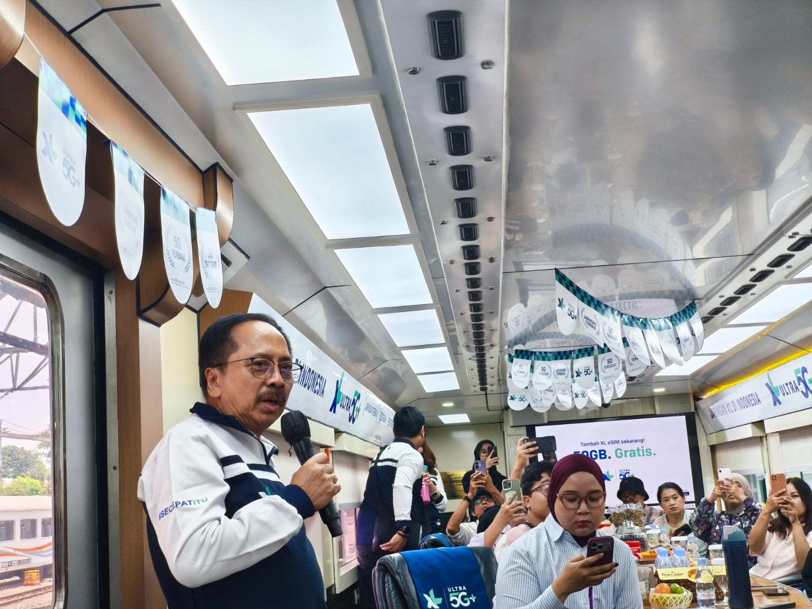 Direktur & Chief Regulatory Officer XLSMART, Merza Fachys, dalam uji jaringan XLSMRT 5G di kereta rute Jogja-Solo MOJOK.CO